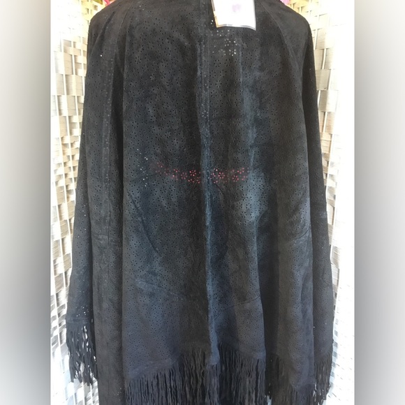 💖🌸 See new listing 🌺💜 Suzanne Somers Black Laser Cut Leather Cape Poncho - Picture 9 of 15